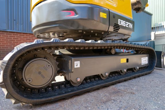 SDLG ER627H alternate side view of rubber tracks