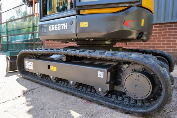 SDLG ER627H drivers side view of rubber tracks